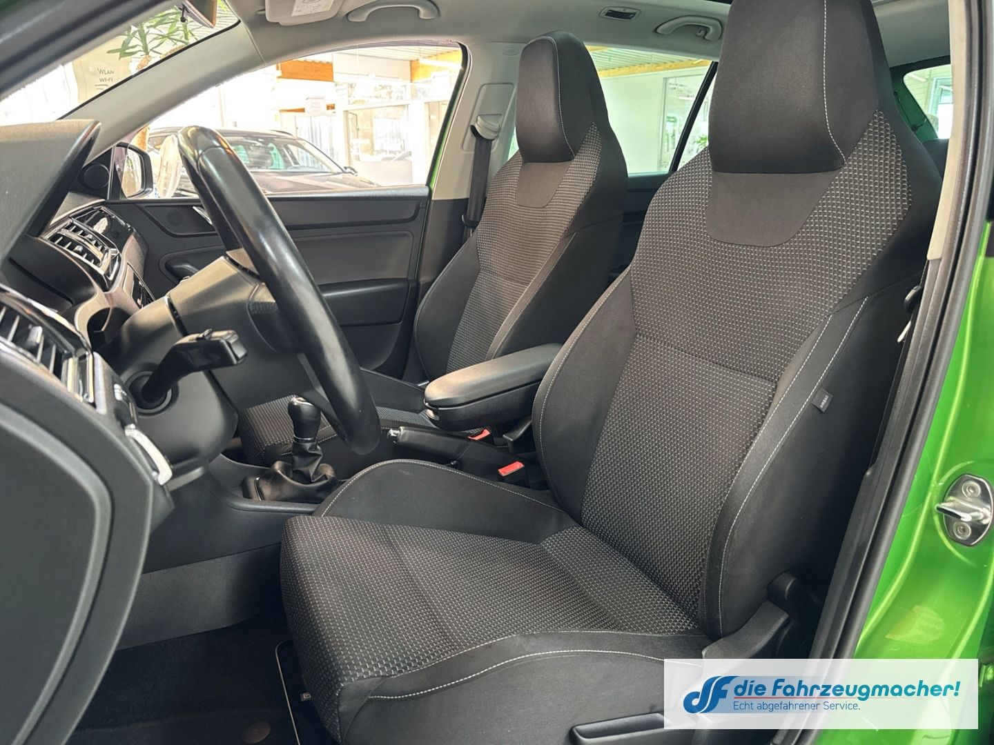 Fahrzeugabbildung SKODA Rapid Spaceback StylePlus 1.2 TSI Panorama Xenon