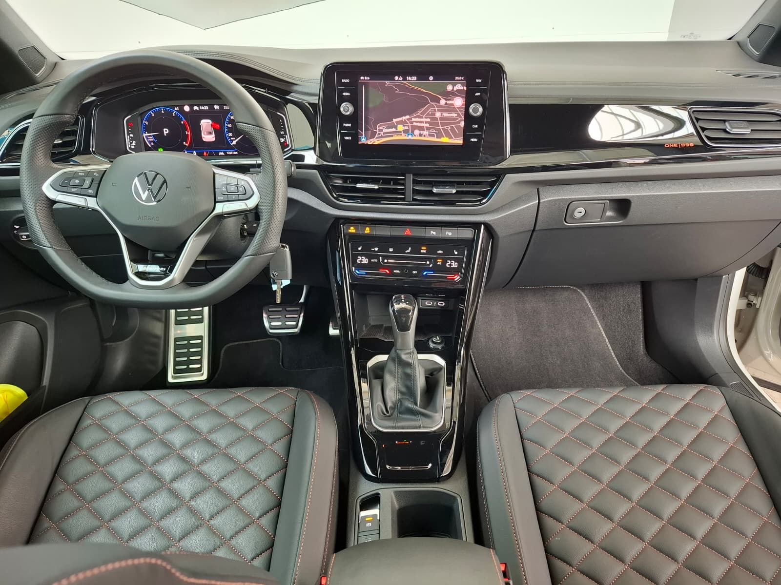 Fahrzeugabbildung Volkswagen T-Roc Cabriolet R-Line Edit. Karmann 1,5 TSI DSG