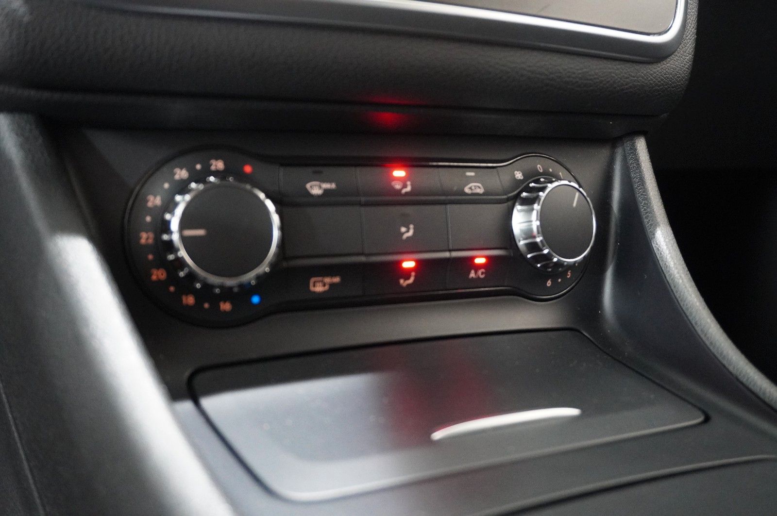 Fahrzeugabbildung Mercedes-Benz GLA 180 STYLE 7G-DCT NAVI/BI-XENON/SHZ/KAMERA