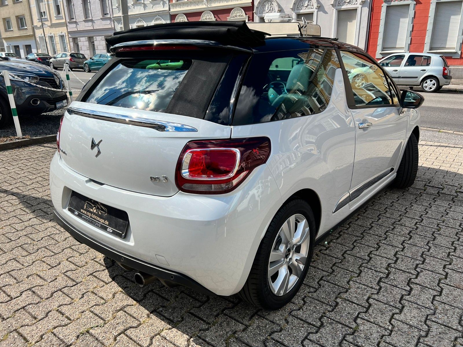 Fahrzeugabbildung Citroën DS3 Cabrio SoChic NAVI LED PDC 1-HAND