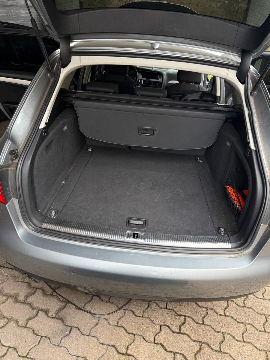 Audi A4 2011 — вигляд ззаду