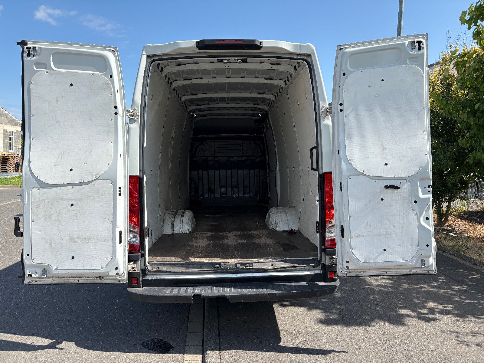Fahrzeugabbildung Iveco Daily Kasten HKa 35 C ... V Radstand 4100/3-SITZ
