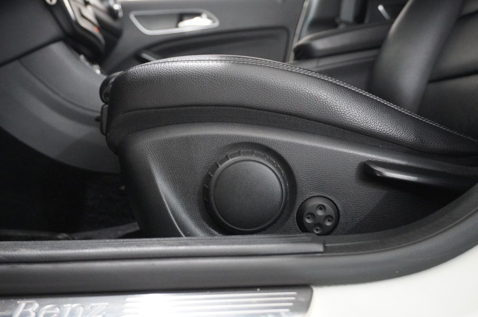 Fahrzeugabbildung Mercedes-Benz GLA 180 STYLE 7G-DCT NAVI/BI-XENON/SHZ/KAMERA