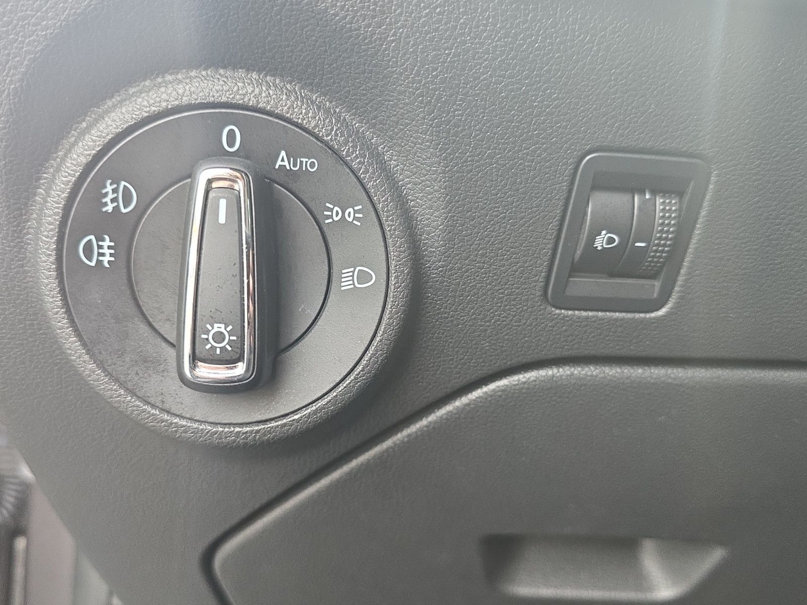 Fahrzeugabbildung SEAT Leon Style Diesel DSG-AUTOMATIK Temp PDC Klima