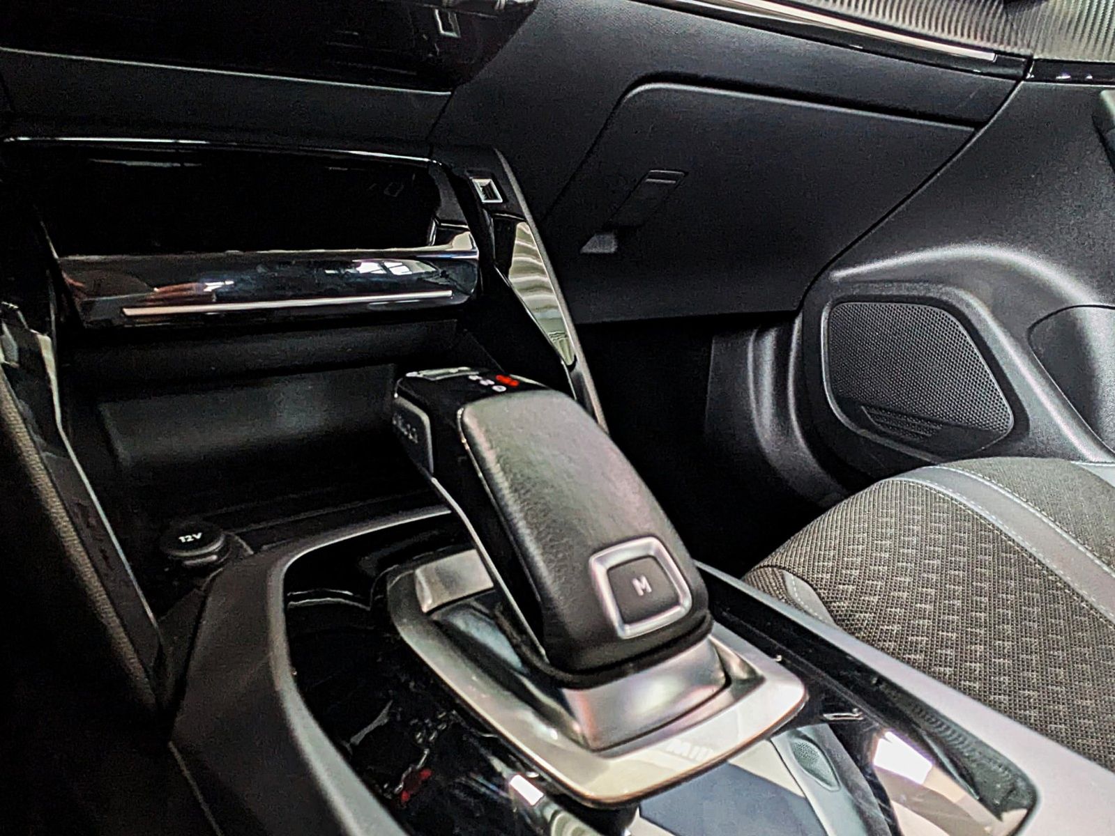 Fahrzeugabbildung Peugeot 2008 ALLURE HDI 8G ACC 360° NAVI SHZ KEYLESS 1Hd