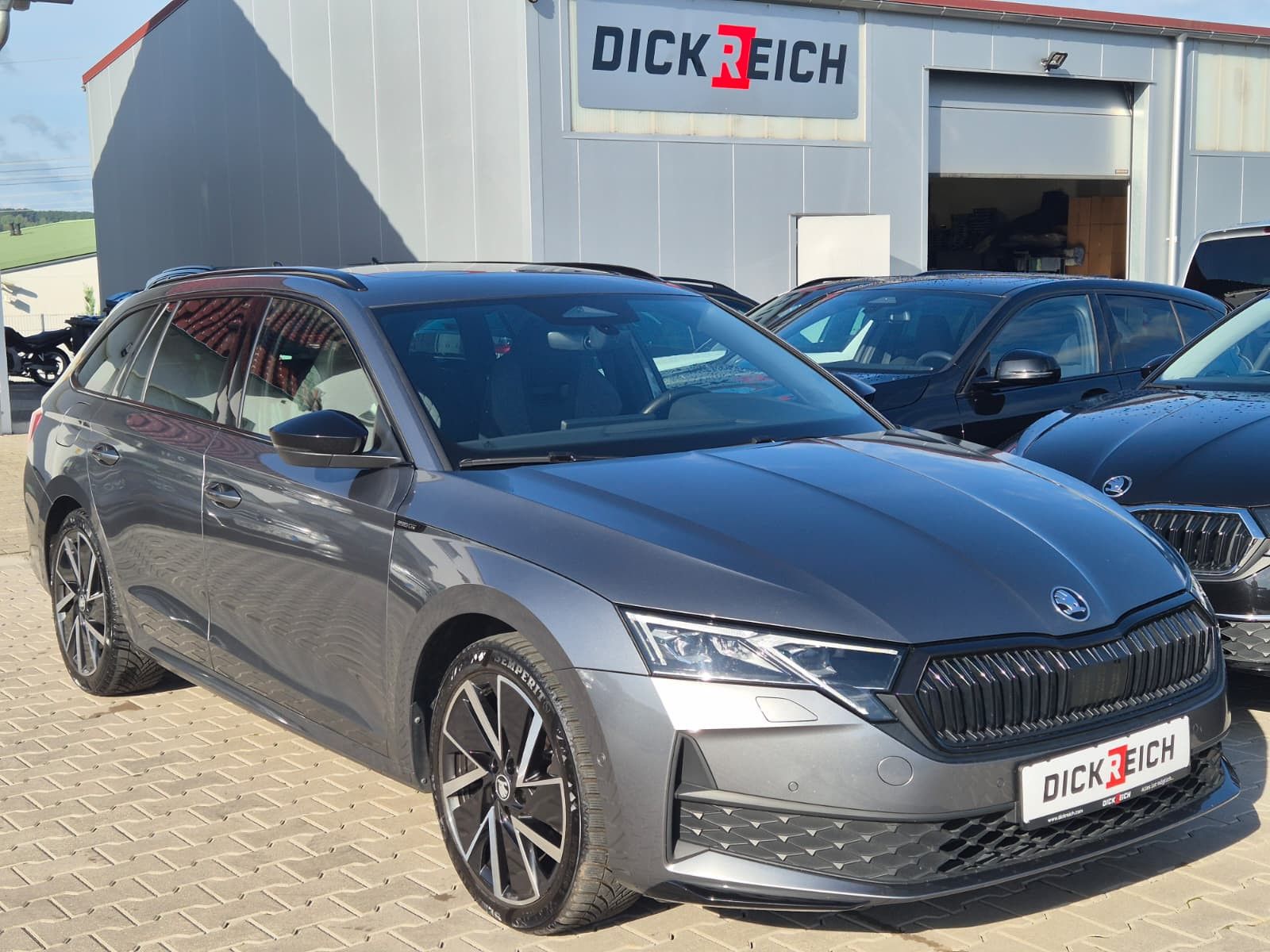Fahrzeugabbildung SKODA Octavia 1.5 DSG Sportline PANO*MATRIX*AHK*5J.GAR