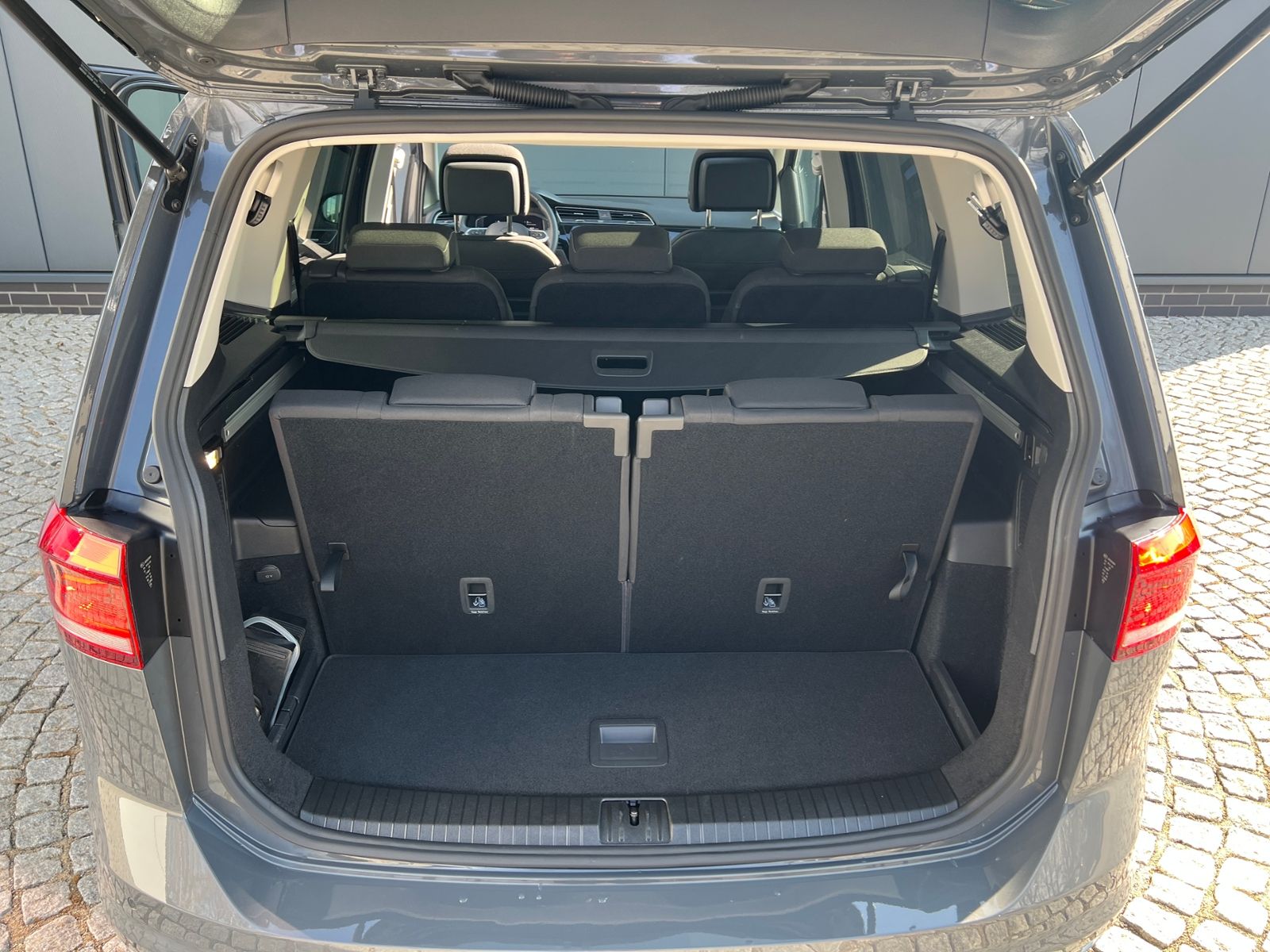 Fahrzeugabbildung Volkswagen Touran Highline 2.0 TDI DSG *AHK, LED, 7 Sitze,