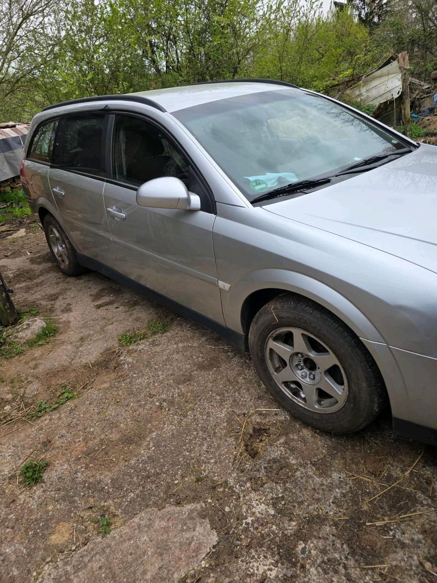 Opel Vectra 2004 — rear view