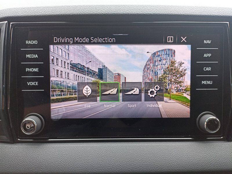 Fahrzeugabbildung SKODA Karoq 1.5 TSI DSG Sportline