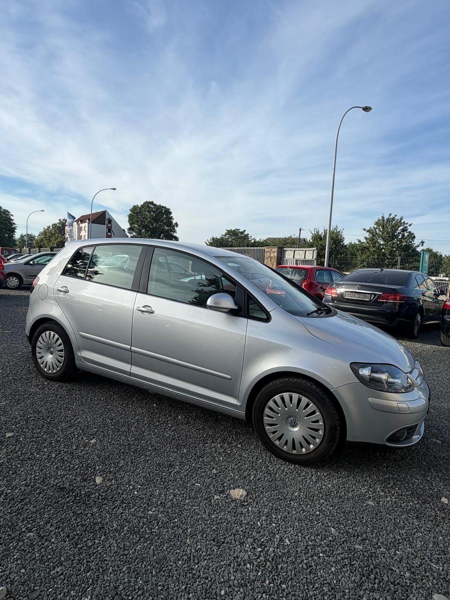 Volkswagen Golf Plus 2006 — engine 1.598 cm³, 116 HP (85kW)