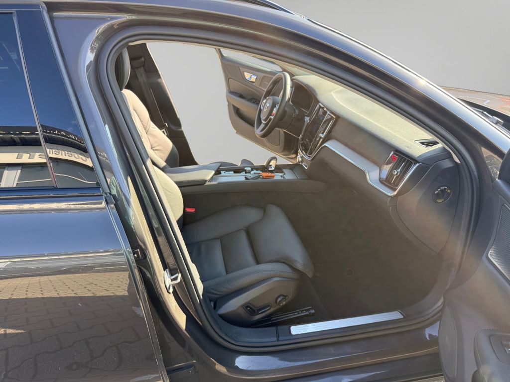 VOLVO V60 B4 B DKG Plus Dark VOLVO V60 B4 B DKG Plus Dark