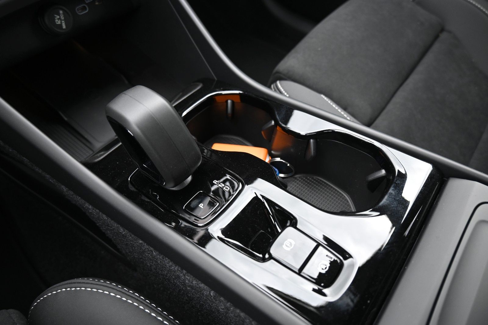 Fahrzeugabbildung Volvo XC40 B4 DKG Plus Black Edition*FSHZG*H&K*ACC*AHK