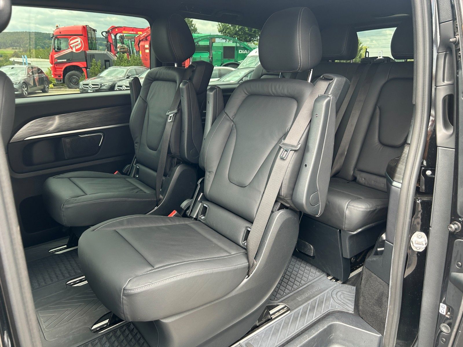 Fahrzeugabbildung Mercedes-Benz EQV 300 AVA PANORAMA LIege-Paket DISTRONIC