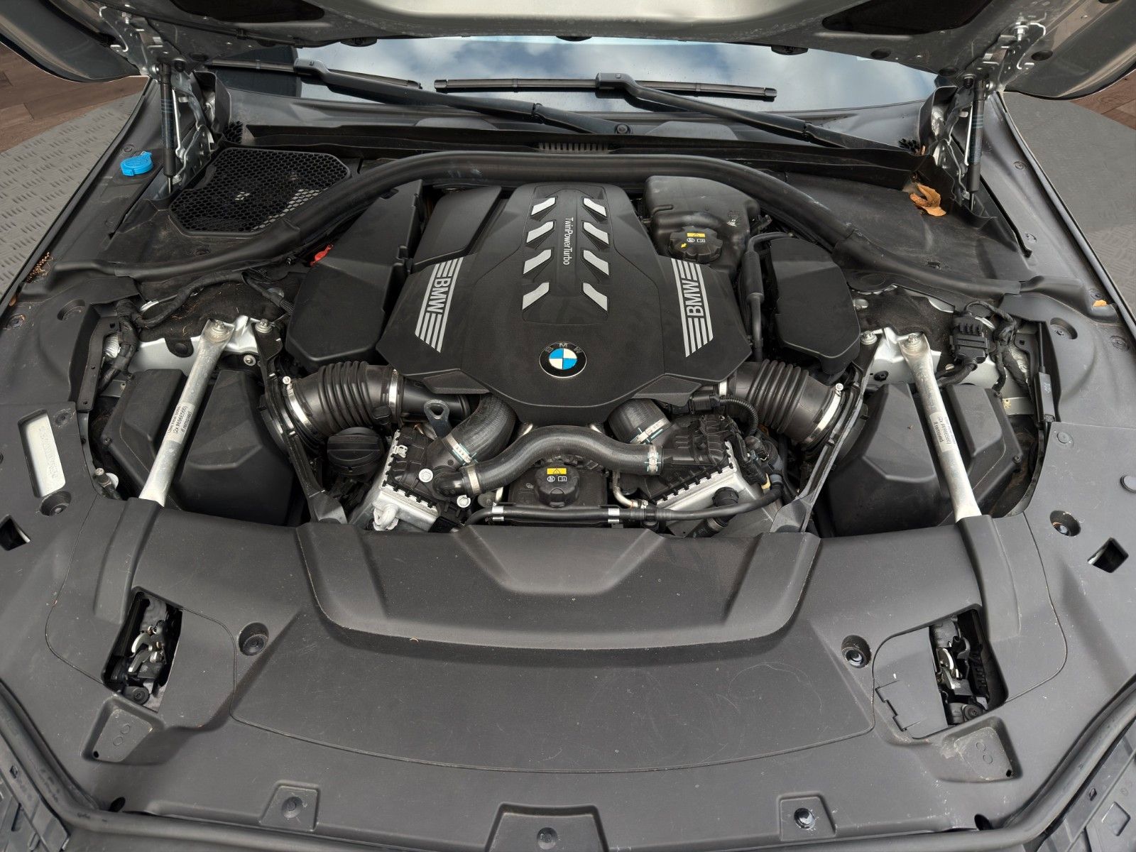 Fahrzeugabbildung BMW 750Li xDrive *M-Sport*H&K*Skylounge*HUD*Masssage