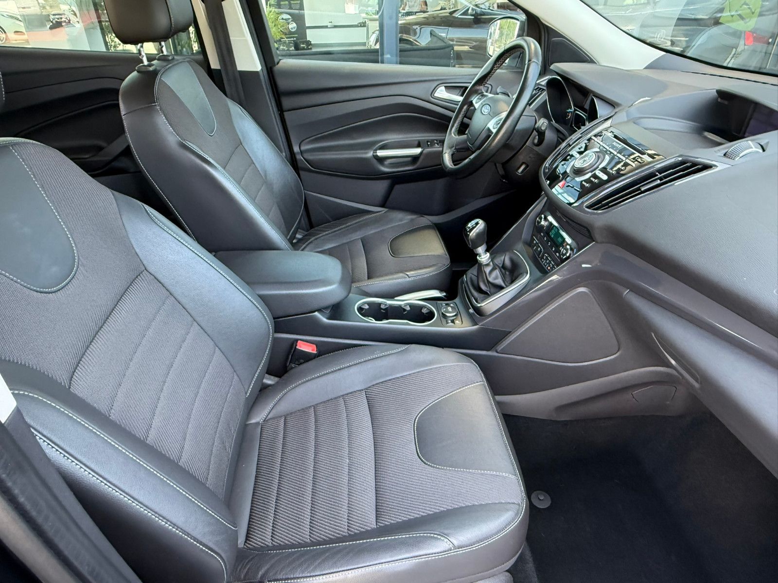 Fahrzeugabbildung Ford Kuga Individual KLIMAAUTO SITZHEIZUNG AHK
