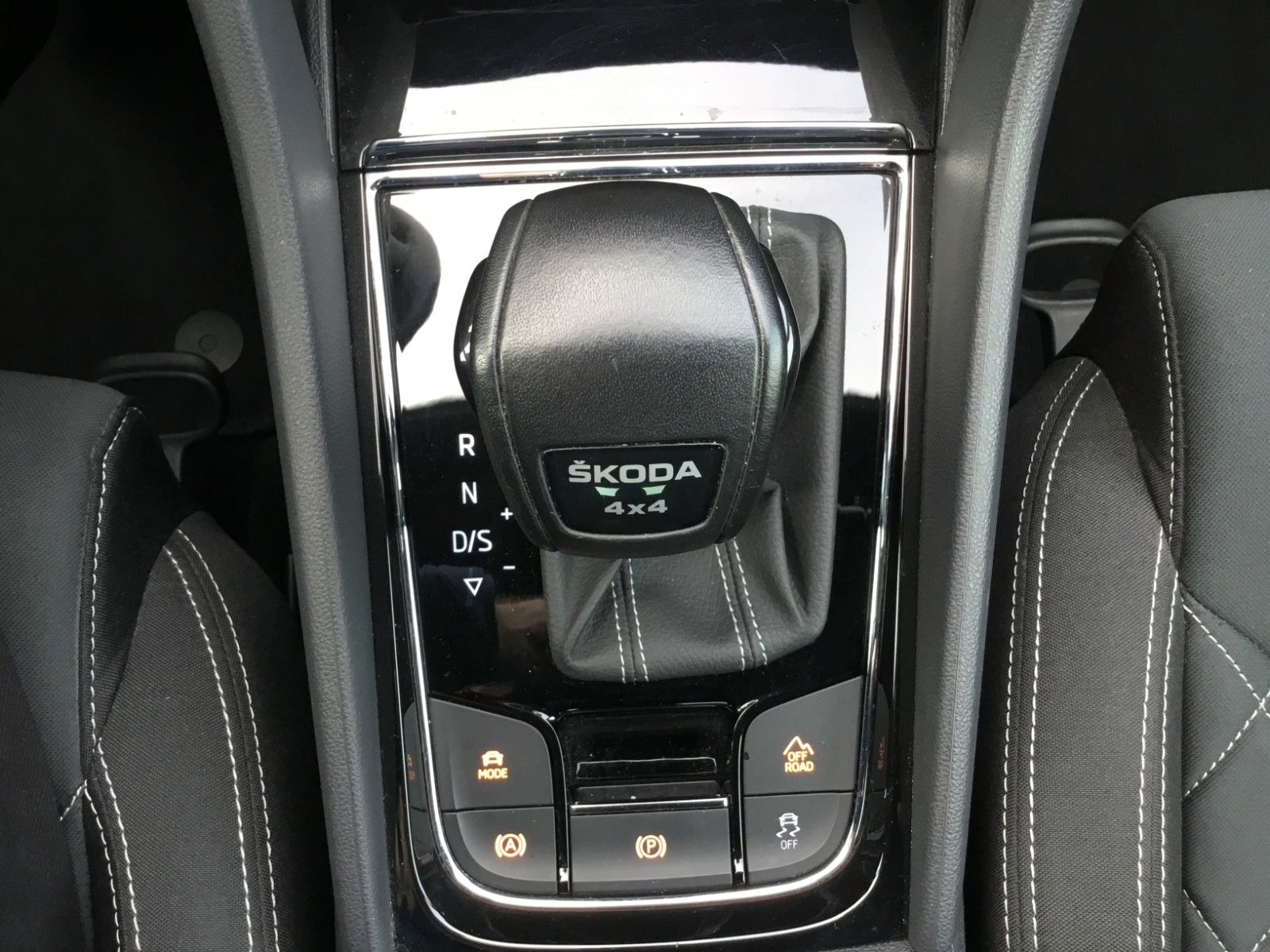 Fahrzeugabbildung SKODA Karoq 2.0l TDI DSG 4x4 SPORTLINE+AHK+18"+Kamera