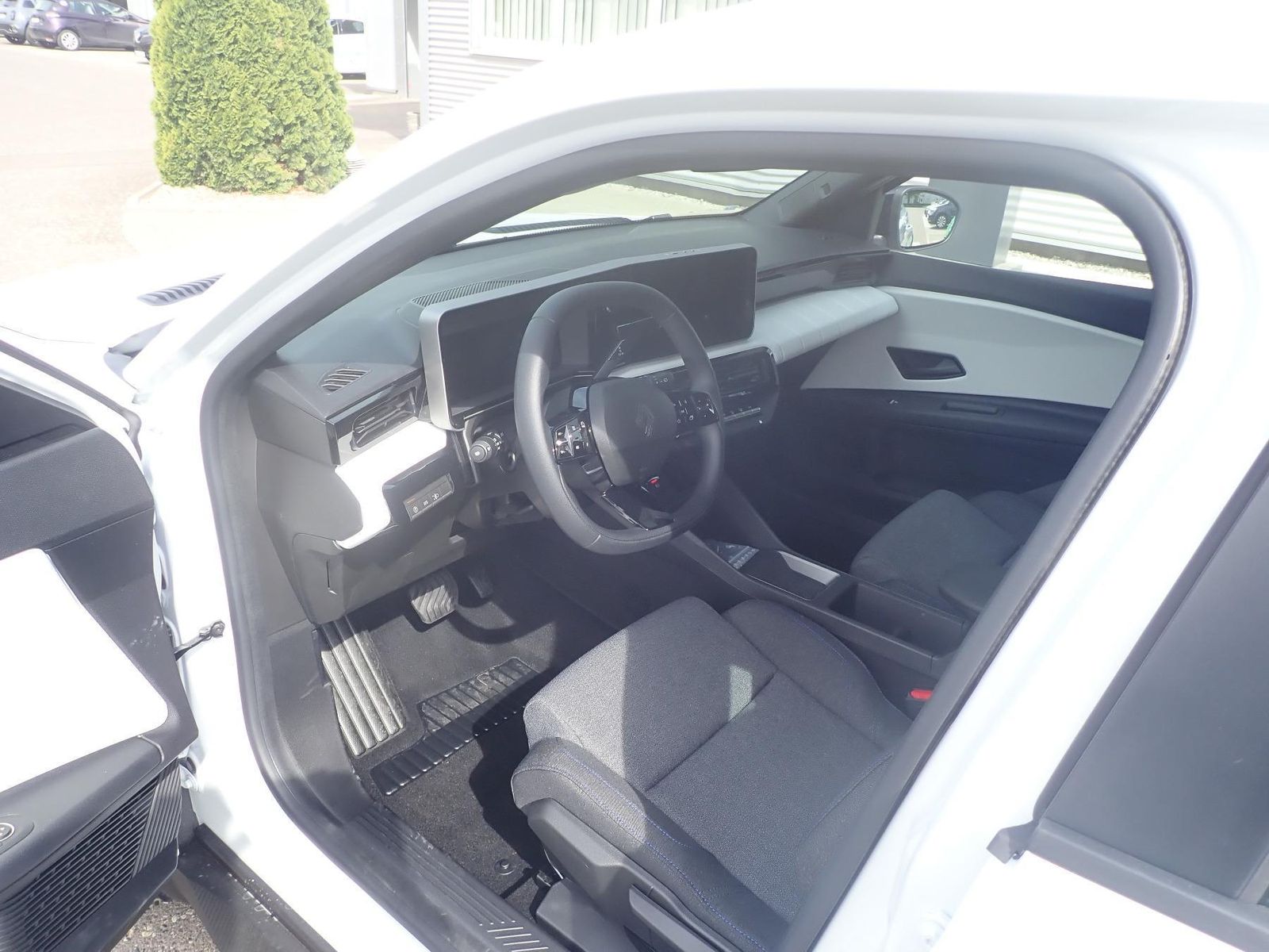 Fahrzeugabbildung Renault R 4 E-Tech elektrisch Advance 150 Comfort Range