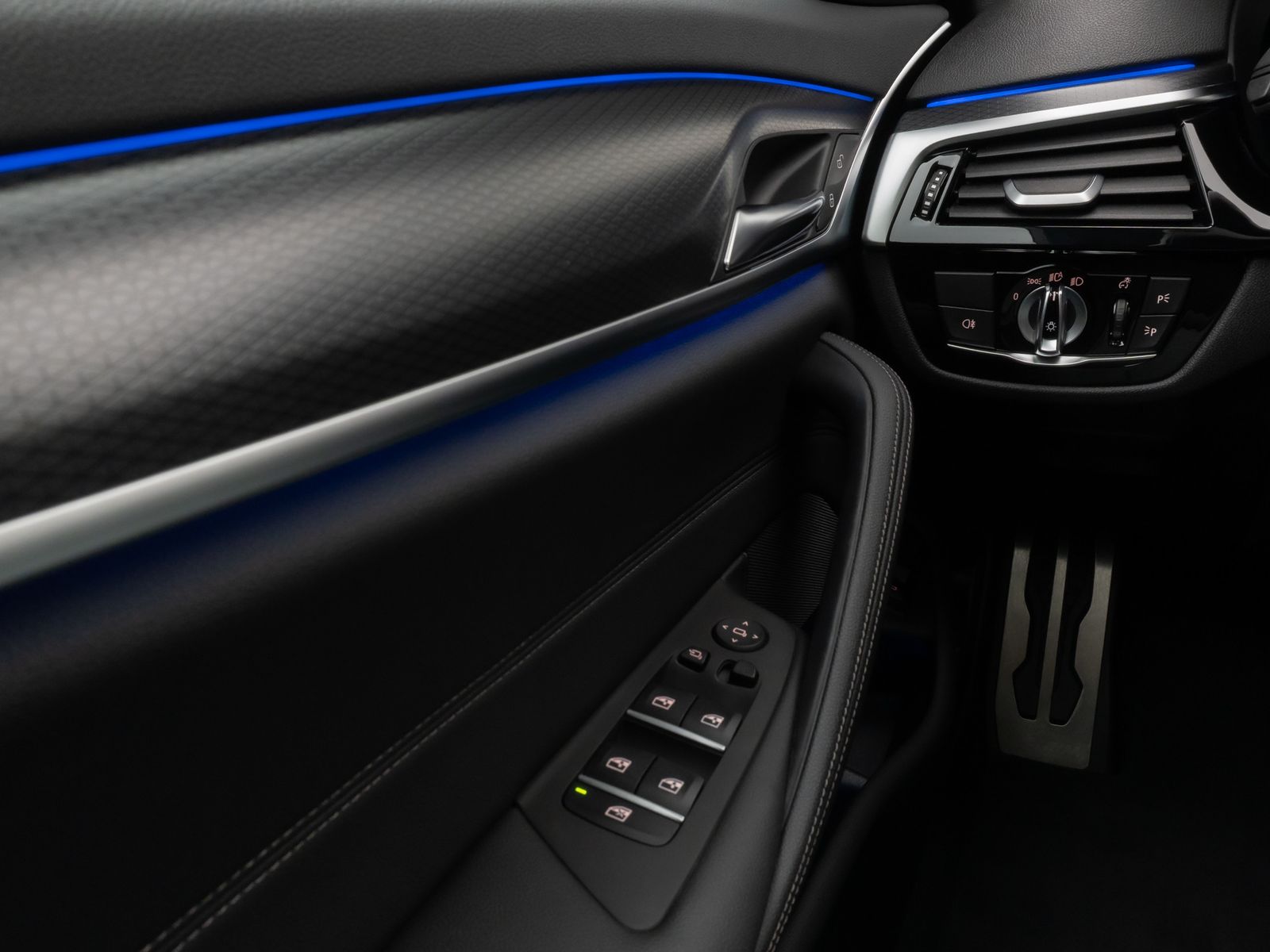 Fahrzeugabbildung BMW 520d xD M Sport Panorama Kamera DAB AHK Alarm