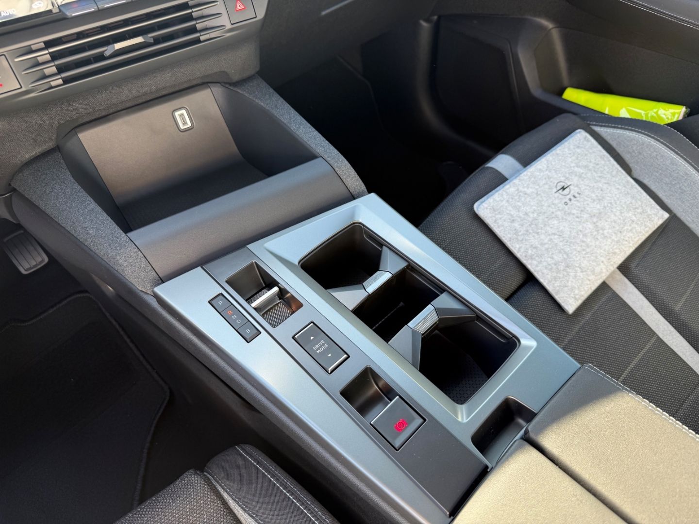 Fahrzeugabbildung Opel Grandland 1.6 Plug-in-Hybrid mit AHK+Allwetter