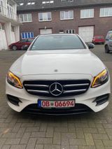 Mercedes-Benz E 200 E -Klasse Lim. E 200 - Mercedes-Benz E 200 mit Benzin-Antrieb: Leder, Schiebedach