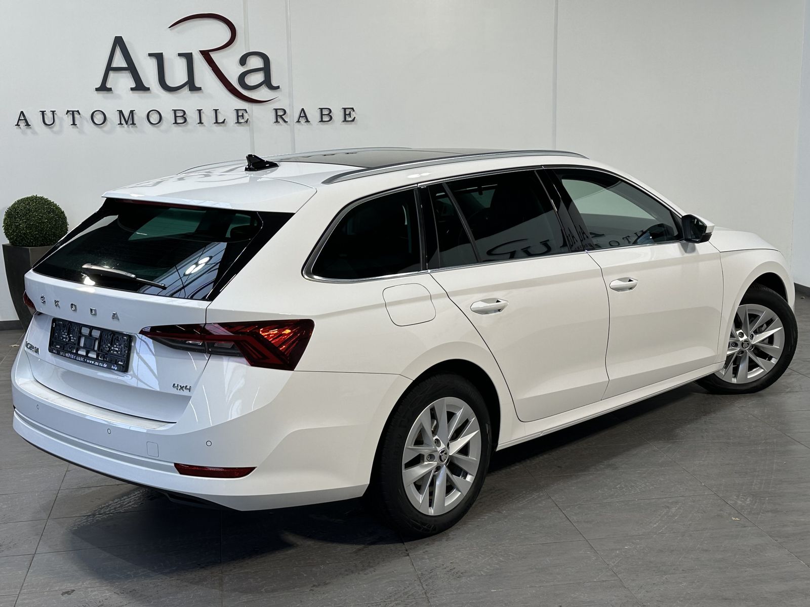 Fahrzeugabbildung SKODA Octavia Combi 2.0 TDI 4x4 Style NAV+LED+PANO+AHK