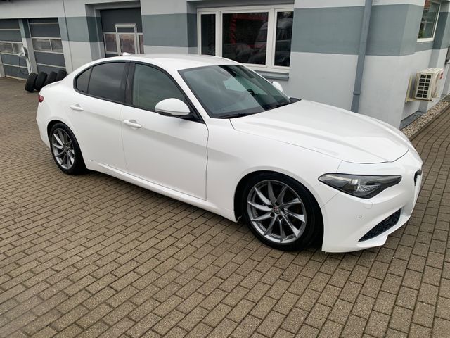 Alfa Romeo Giulia Super 2,2 JTDM Aut. Xenon Temp Shzg Tief