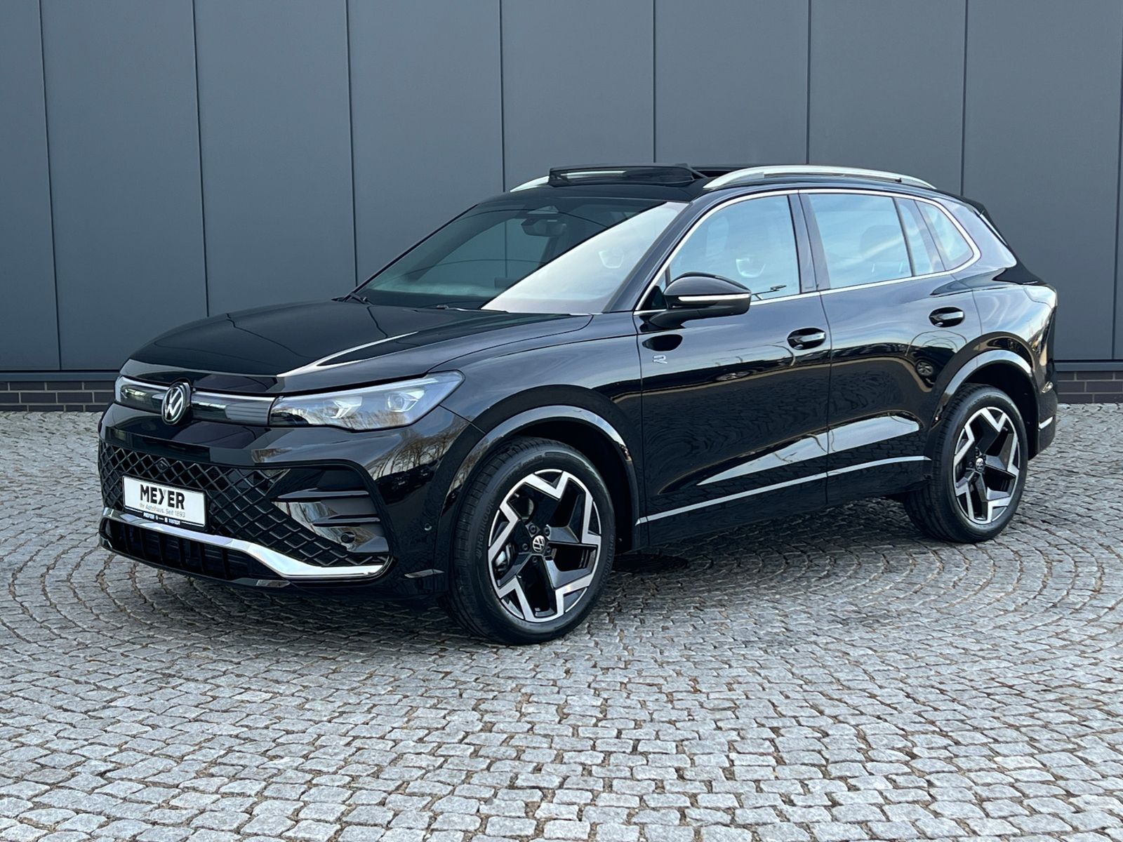 Fahrzeugabbildung Volkswagen Tiguan R-Line 1.5 eTSI DSG *AHK, ACC, IQ.Light,