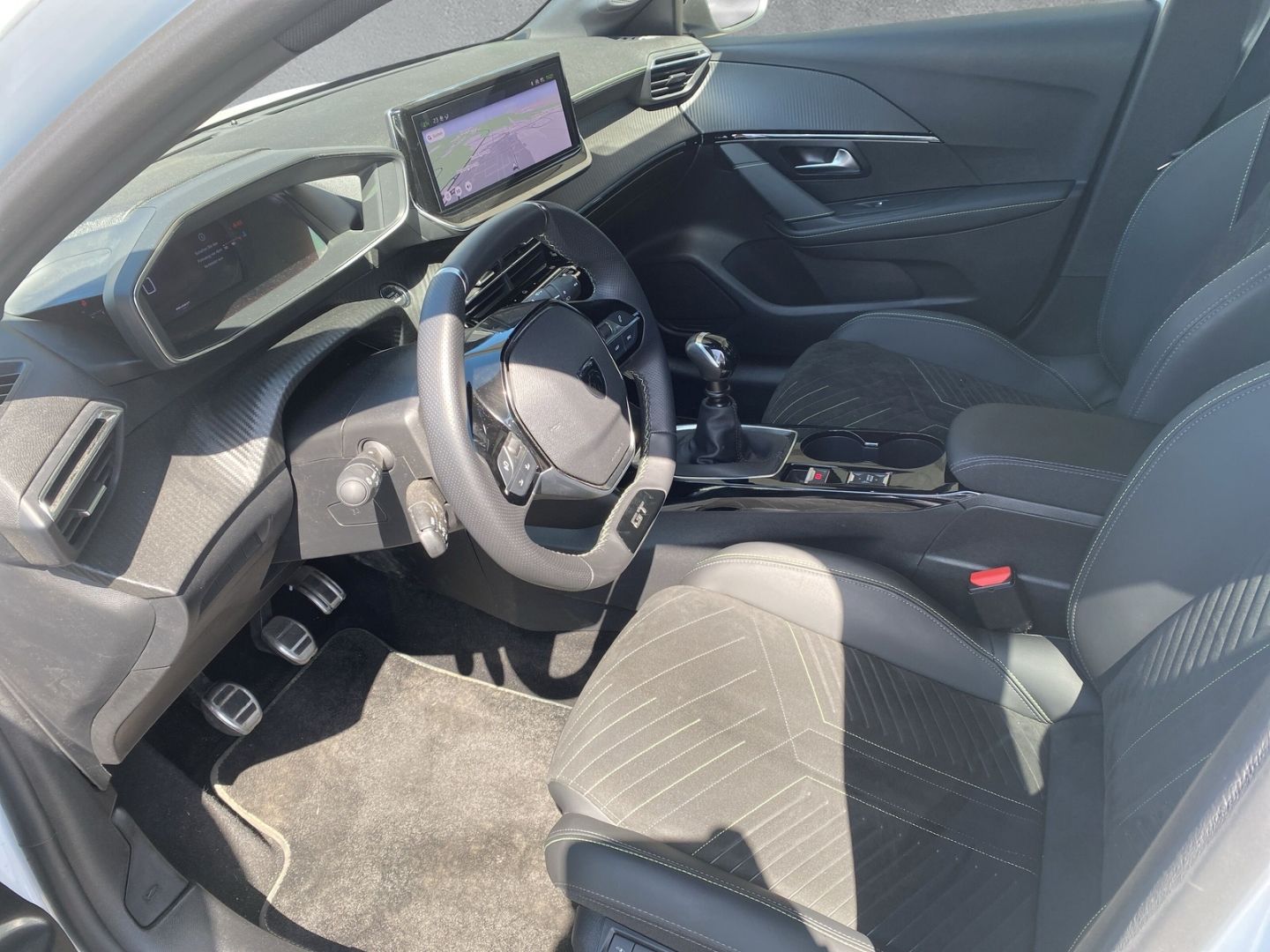 Fahrzeugabbildung Peugeot 208 GT 1.2 PureTech 100 EU6e *Navi*RFK*Sitzh.*LE