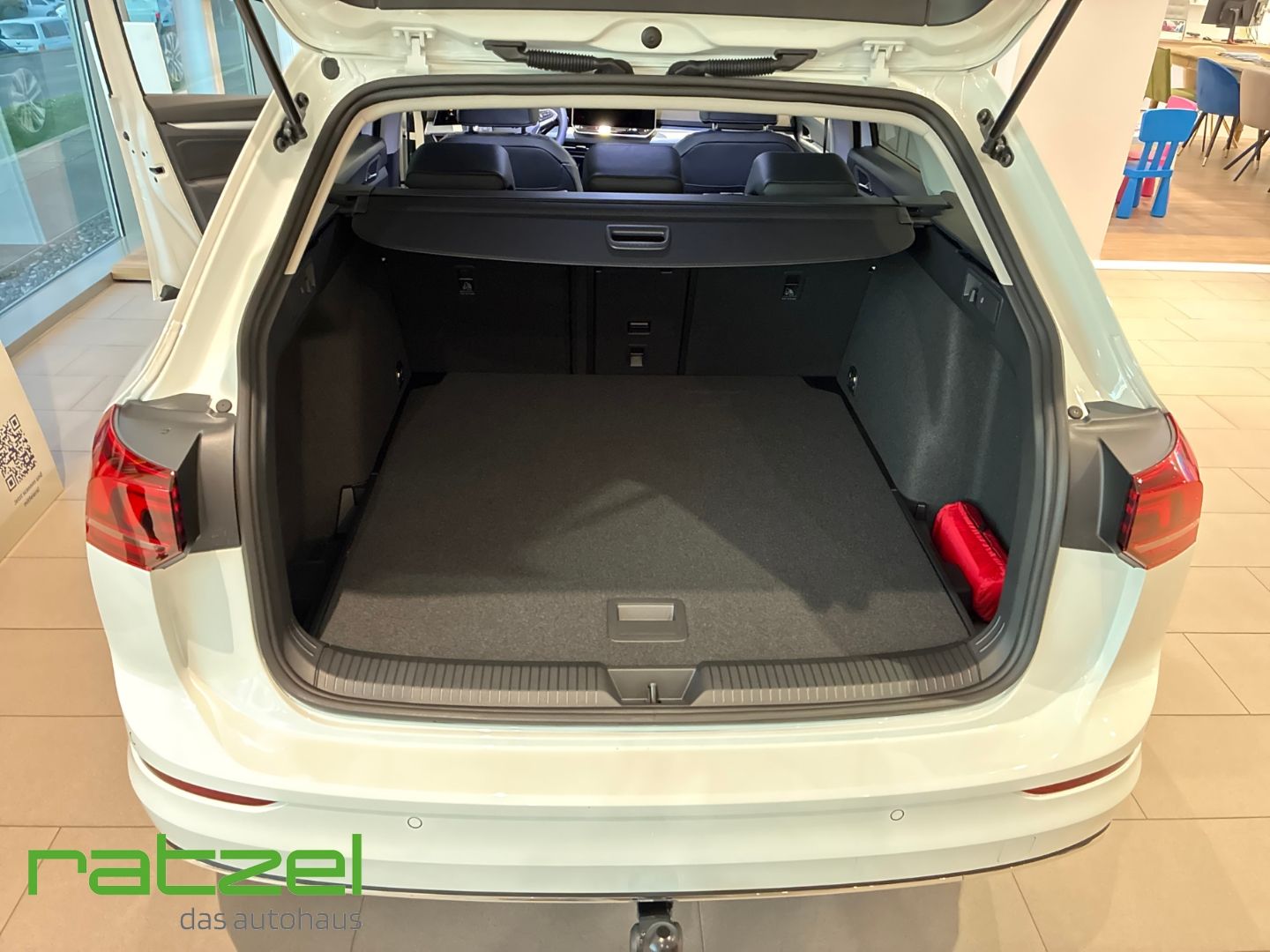 Fahrzeugabbildung Volkswagen Golf Variant ENERGY 1.5 eTSI DSG NAVI+AHK+LED