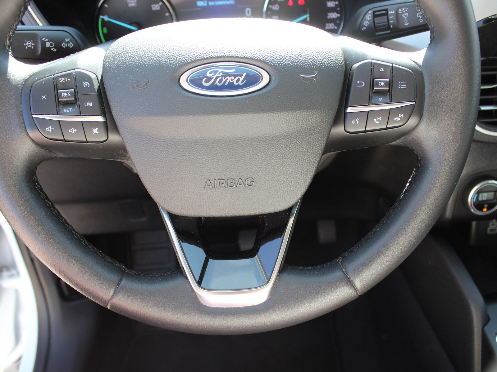 Fahrzeugabbildung Ford Kuga Plug-In Hybrid Cool & Connect 2,5 Duratec