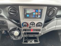 Iveco Großraumkasten mit vielen Teilen
