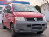 Volkswagen T5 Caravelle - rote Volkswagen T5 Caravelle