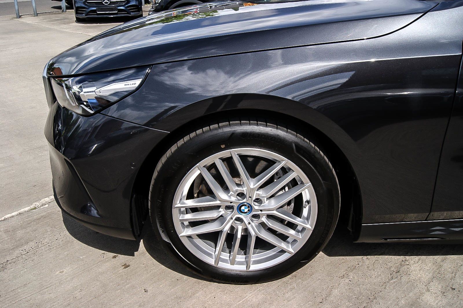 Fahrzeugabbildung BMW i5 Lim 40 eDrive HEAD-UP LEDER ESPRESSO KEYLESS