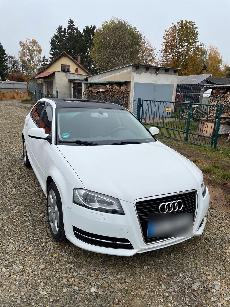 Audi A3 2011 — салон