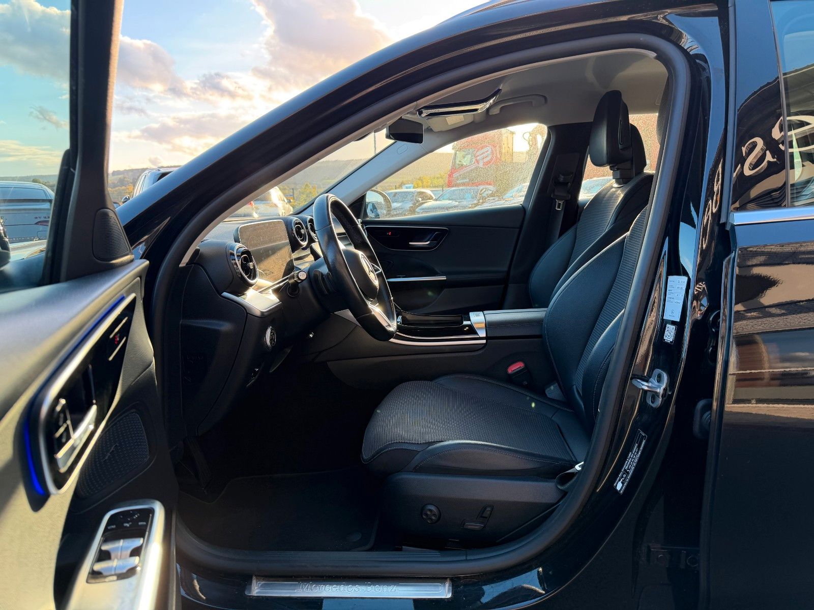 Fahrzeugabbildung Mercedes-Benz C 200d T AVANTGARDE EX/IN+STDHZG+RFK+AHK+SPUR+