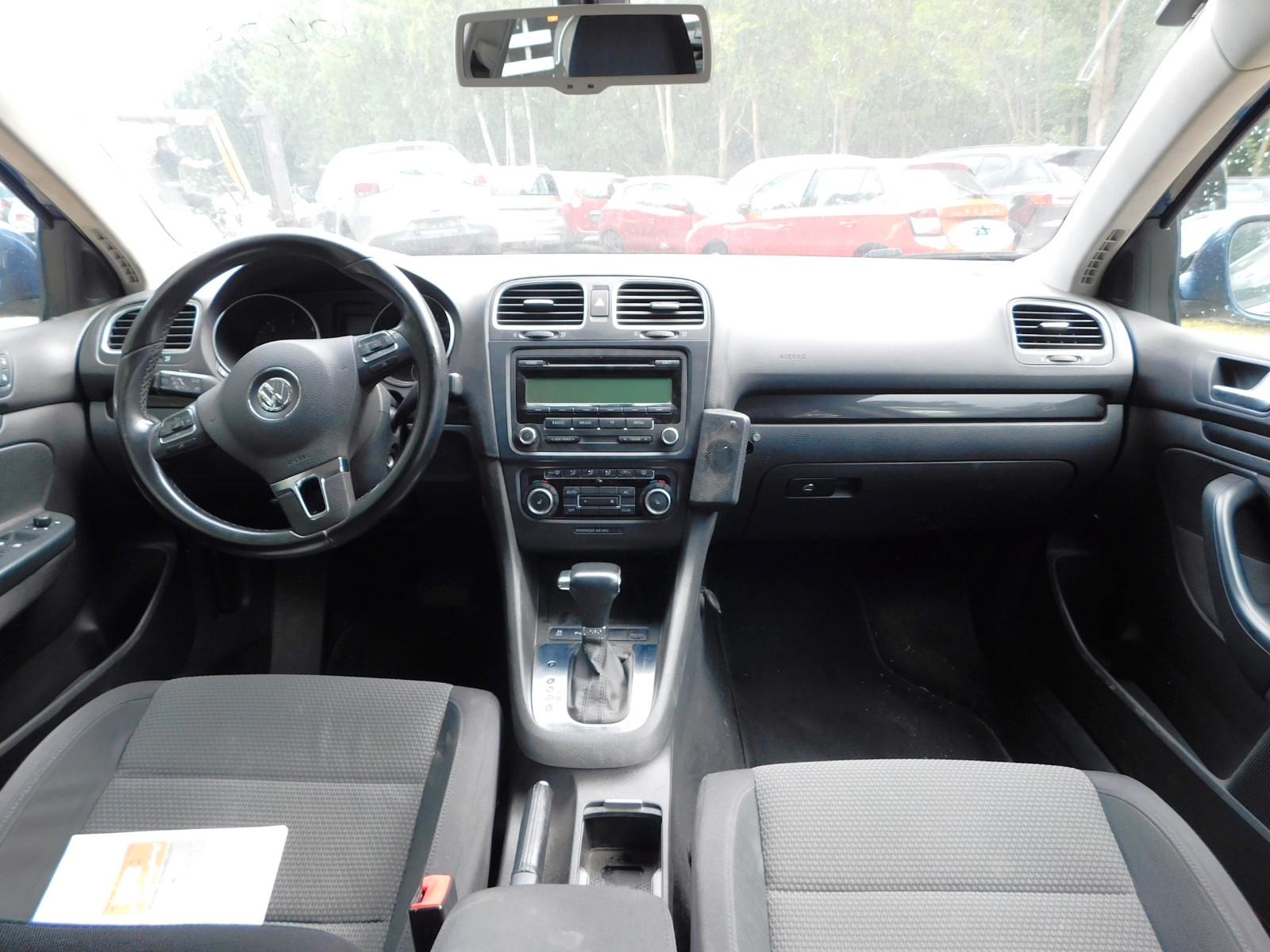 Volkswagen Golf 2010 — rear view