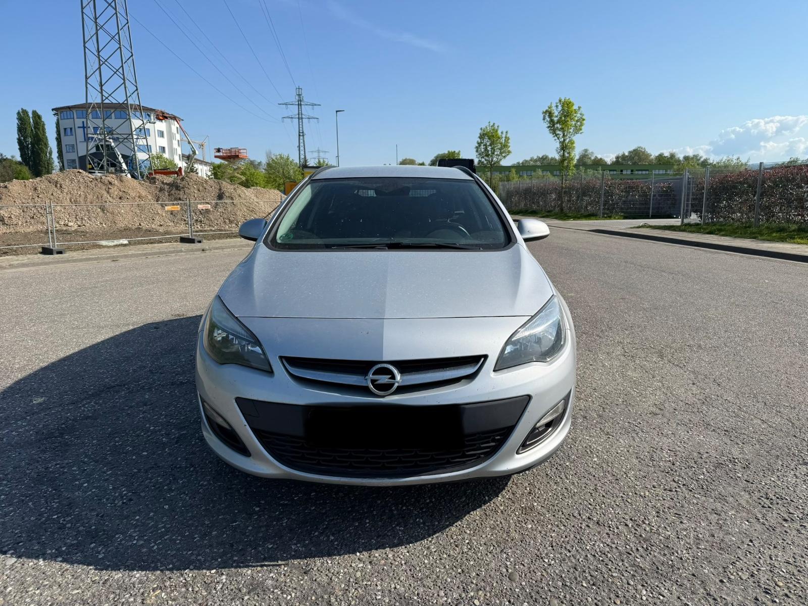 Opel Astra 2015 — rear view