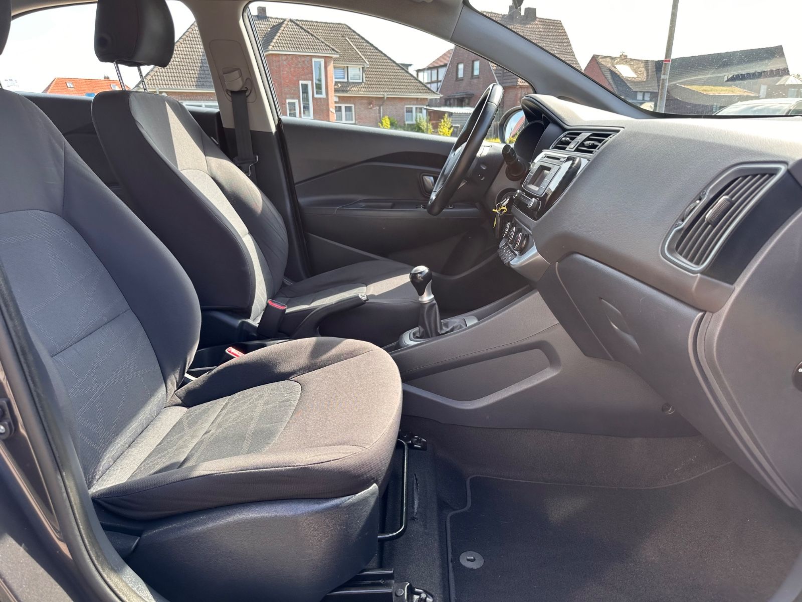 Fahrzeugabbildung Kia Rio 1.2 Sensation Klima/Allwetter/Bluetooth