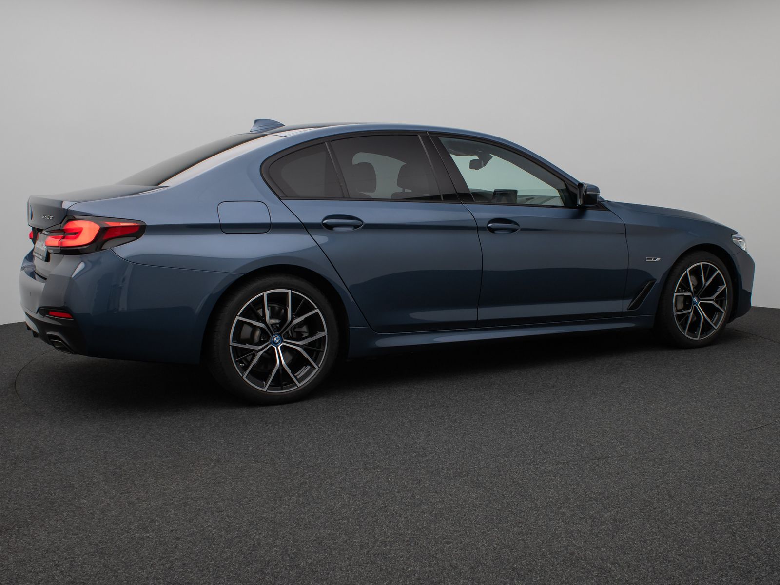 Fahrzeugabbildung BMW 530e M Sport Kamera Laser HUD DAB H/K Alarm 19"