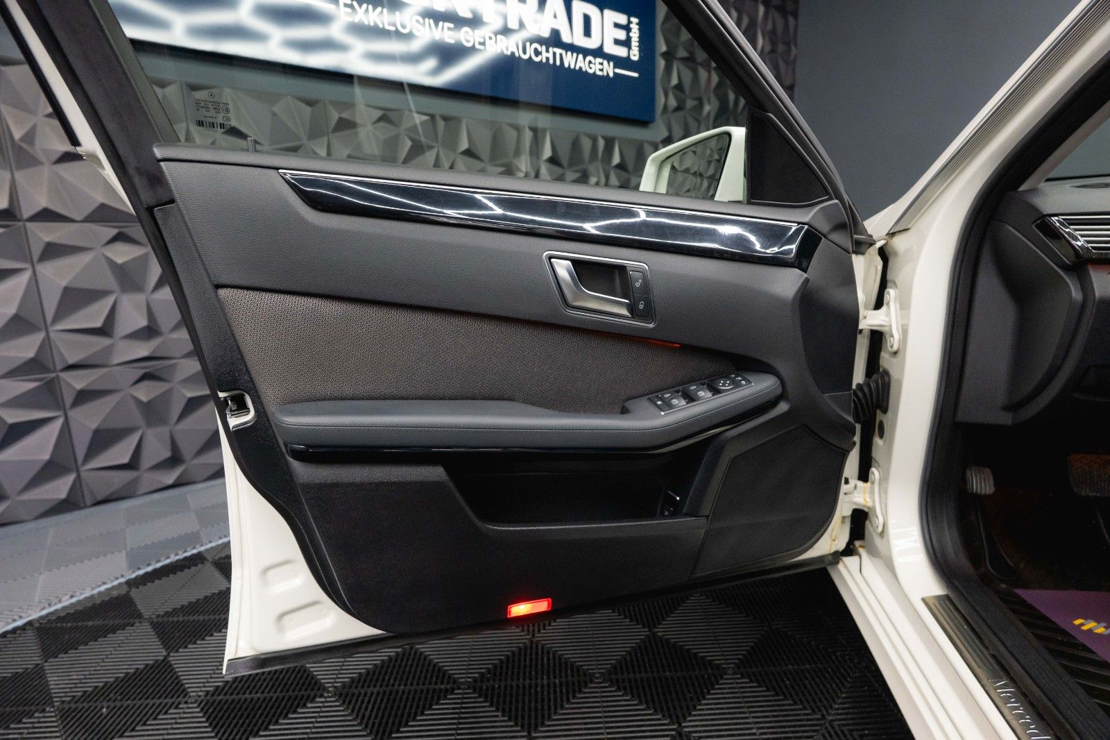 Fahrzeugabbildung Mercedes-Benz E 220 T CDI BlueEfficiency Avantgarde *Bi-Xenon*