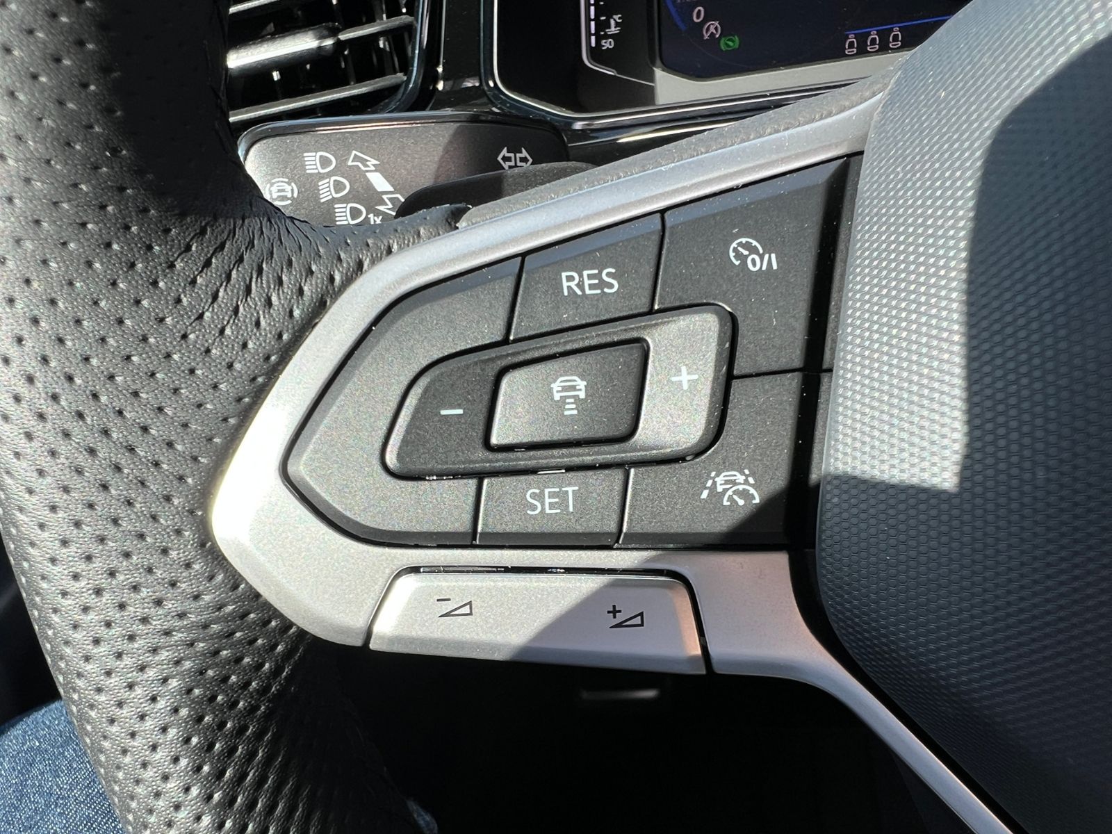 Fahrzeugabbildung Volkswagen T-Roc R-Line 1.5 TSI DSG *AHK, Pano, Black Style