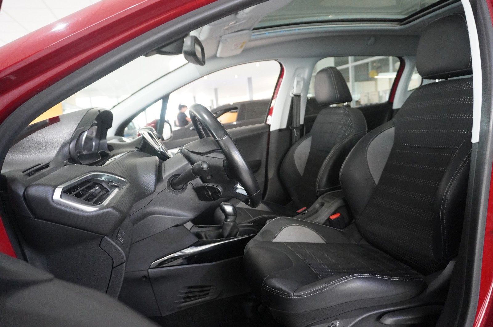Fahrzeugabbildung Peugeot 2008 1.5D ALLURE NAVI/LED/KAMERA/SHZ/PANO./SPORT