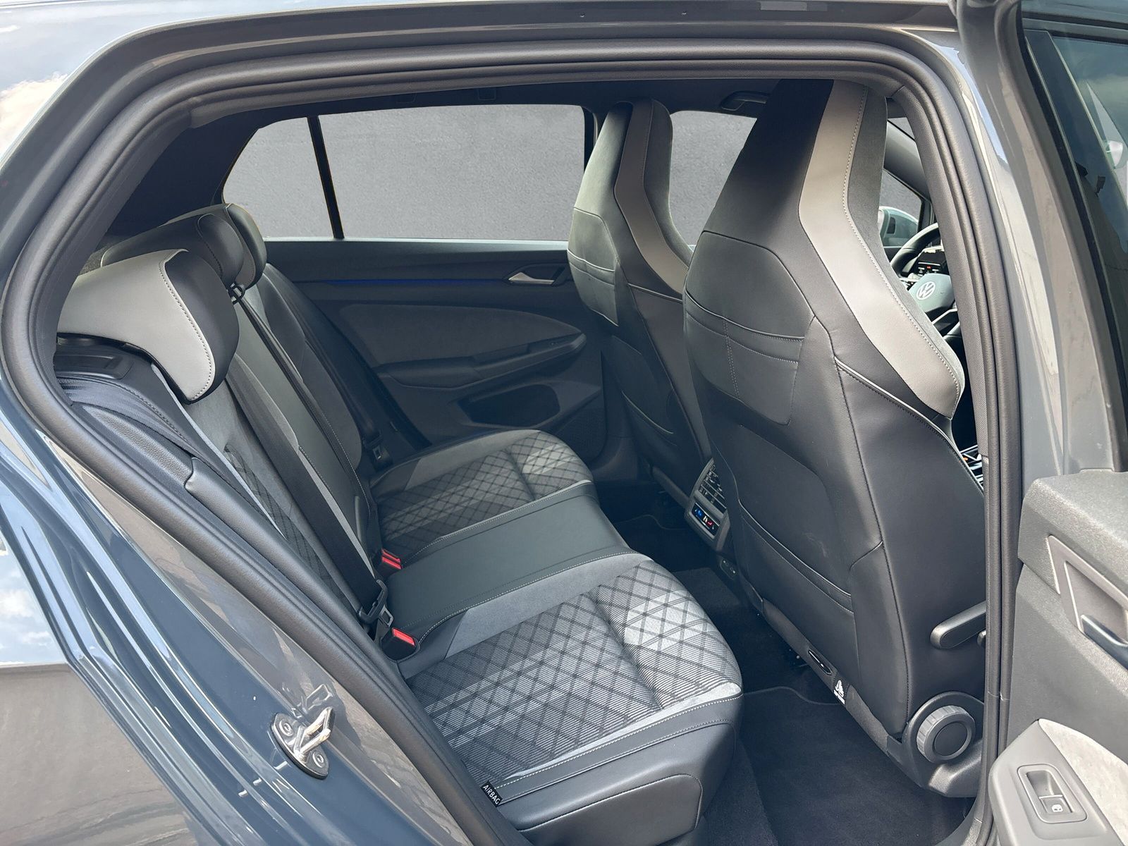 Fahrzeugabbildung Volkswagen Golf R-Line 2.0 TDI DSG RFK LED-Plus App-Connect