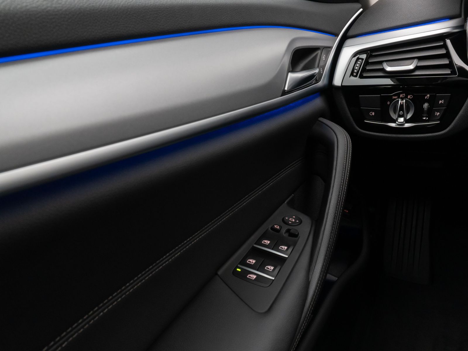 Fahrzeugabbildung BMW 530i Kamera Laser HUD DAB 4xKlima AHK Komfort