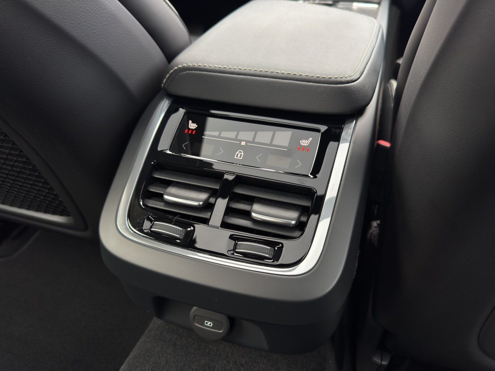 Fahrzeugabbildung Volvo S 60 B5 AWD Ultimate Dark Aut./360°/ACC/ST-HZG/