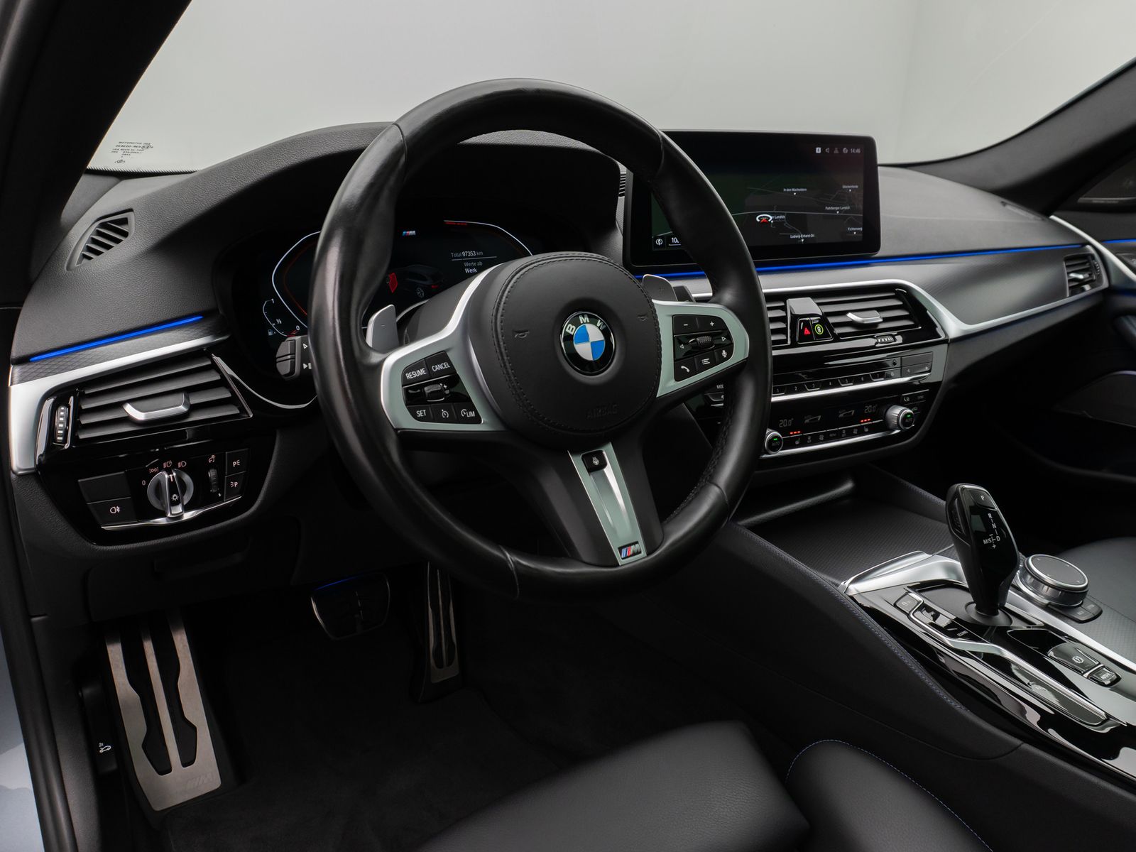 Fahrzeugabbildung BMW 540i xD M Sport Panorama DAB H/K DispKey 19Zoll
