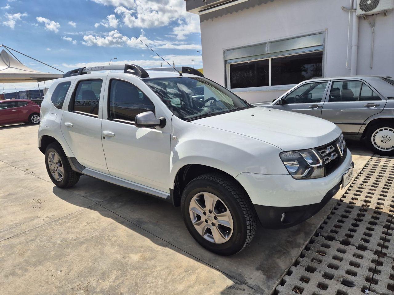Dacia Duster 2015 — вигляд ззаду