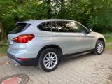 BMW X1 xDrive20i AHK Panoramadach - BMW X1: Panoramadach