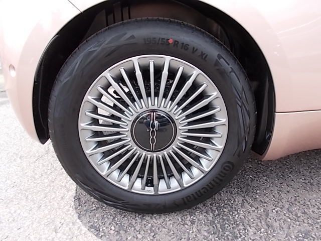 Fahrzeugabbildung Fiat 500 500e Cabrio 42 kWh (118 PS)