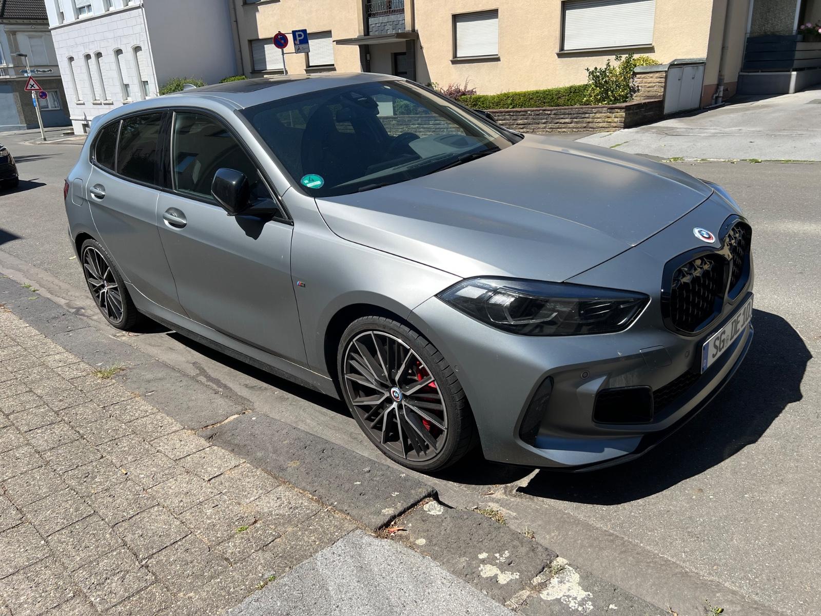 BMW M135i xDrive Sonderlackierung matt grau Top